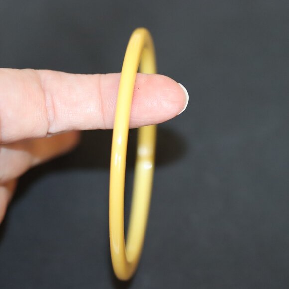 Vintage Bakelite Bangle Bracelets Pumpkin Yellow Orange Set of 2 - Picture 4 of 4